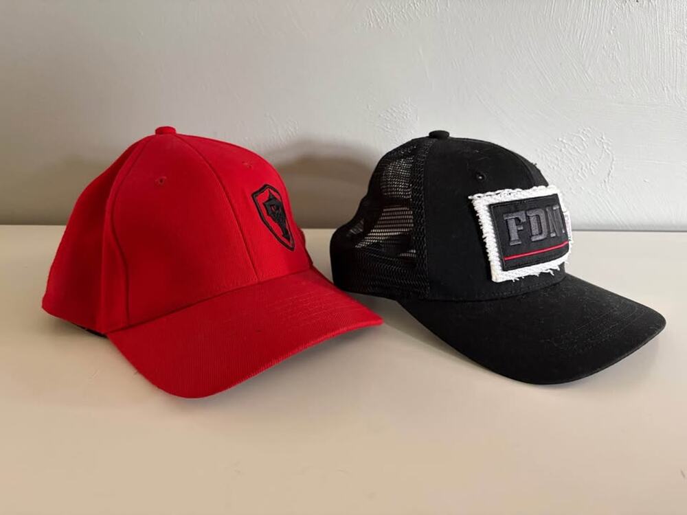 Lot 2 mens hats flexfit and adjustable size S/M (0164)